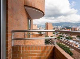 Large 3 bedroom Condo near Poblado w Free Parking, hotel cerca de Segundo Parque Laureles, Medellín