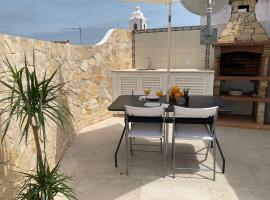 House with a BBQ terrace in the centre of Lagos, hotel a Lagos