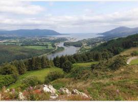 Entire Cottage The Nest, Omeath near Carlingford, hotell nära The Tain Holiday Village, Tullaghomeath