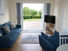 Lovely 1 bedroom basement apartment with stunning views, hotel in Bodfari