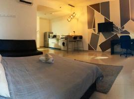 Warm Stay at Trefoil, apartment in Setia Alam