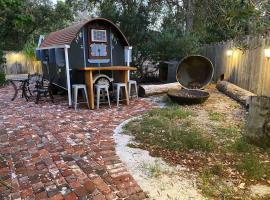 Gypsy Van Tiny House with Unique Outdoor Bathroom, WIFI & Firepit – luksusowy namiot 