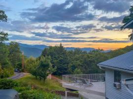 Roamer's Respite - A Prime Location with Scenic Views For Your Ultimate Retreat, hotel with parking in Sylva