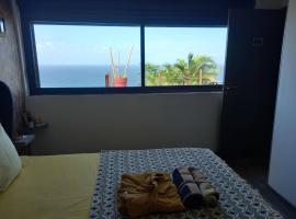 CHAMBRE CHEZ L HABITANT PISCINE VUE MER SDB et TERRASSE PRIVEE, hotel a Saint-Pierre