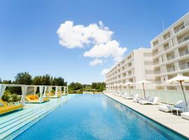 Hoshino Resorts BEB5 Okinawa Serakaki, hotel in Onna