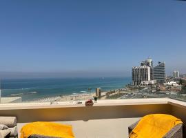 Sea front panoramic duplex roof-top, khách sạn ở Herzelia