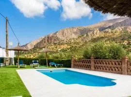 Lagar del Chorro junto Caminito del Rey Piscina y Baloncesto