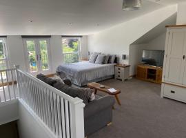 Very Large lovely double room loft apartment, hotel near Oulton Broad North Station, Carlton Colville