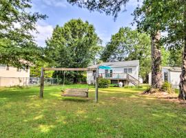 Adorable Lakefront Cottage with Dock and Grill!, hotel din Lake Murray Shores