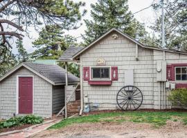 Prospect Cabin, Cozy 1-bedroom cabin with kitchen Dogs OK, feriebolig i Estes Park