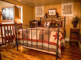 Mummy Mtn Suite 1 Bedroom suite with fireplace and jacuzzi tub, villa in Estes Park