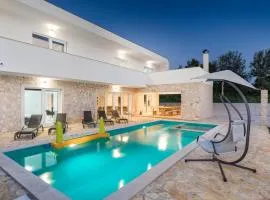 4 Bedroom Beautiful Home In Jursici
