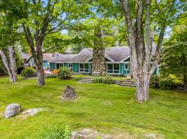 Five Chimneys Lake House – hotel w mieście Schroon Lake