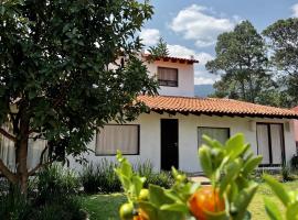 Casa Lunah Avandaro, villa in Valle de Bravo