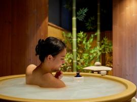 古今 天下茶屋 with a private parking lot and a half open-air bath and direct to KIX, hotelli Osakassa lähellä maamerkkiä Matsunomiya Shrine