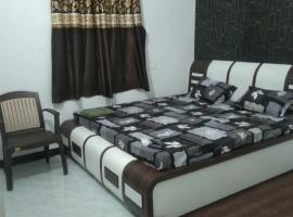 OYO 90949 Surya Hotel & Restaurant, hotel v destinaci Pachār