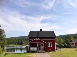 Mysigt fritidshus och annex med eget sjöläge!, отель с парковкой в городе Турсбю