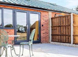 Muntjac View, Beechcroft Barns, Cawston, Norfolk, hotel in Norwich