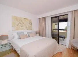 Stylish One Bedroom Apartment with Swimming Pool