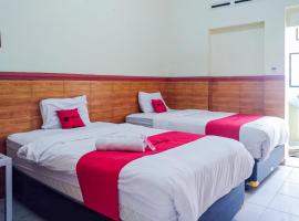 RedDoorz Syariah At Griya Soeratin Pacitan, hotell i Pacitan