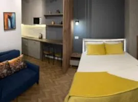 Florent's Superb Studio, free parking & garden!!