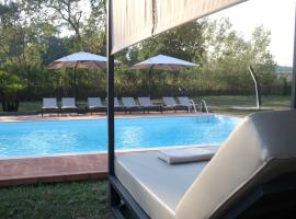 Villa Regina Elena Vittoria, hotel con piscina a Porcari