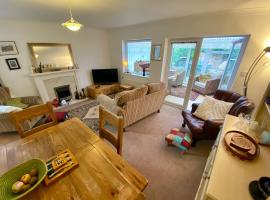 Spacious Two Bedroom House - TM, hytte i Southport