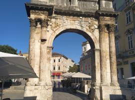 Roman Arch- low budget doublebed room in top center, Hotel in Pula