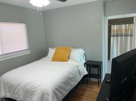 Comfortable Suite with private entrance & private bathroom, puhkemajutus sihtkohas El Paso
