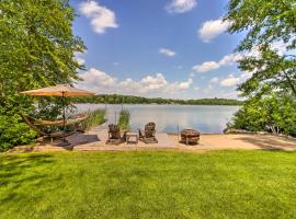 Year-Round Waterfront Getaway Lake Access and Dock!, hotel med parkering i South Haven