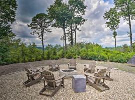 Grand Pisgah Forest Home on Secluded 5 Acres!、Pisgah Forestの駐車場付きホテル