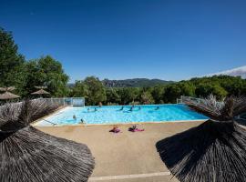 Charmant camping Familiale 3 Etoiles vue 360 plage piscine à débordement empl XXL, campeggio a Labeaume