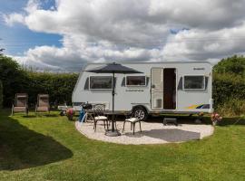 Cosy Caravan on Luxury Campsite, glamping site in Hulme End