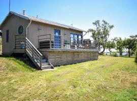 Lovely Home In Oskarshamn With House Sea View, cabaña o casa de campo en Oskarshamn