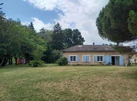 Maison au calme sur une propriété de 40 hectares, cottage in Bassillac