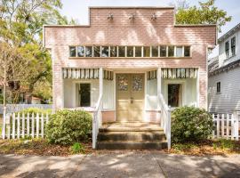 Candy Store House by Oak Island Accommodations, hotel in Southport