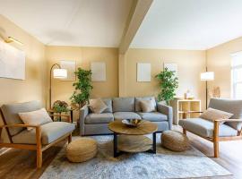 The Nest at Harmony Woods: Lux DC getaway + office, holiday home in Germantown