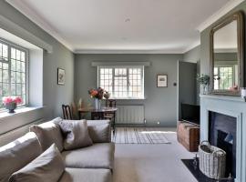 The Rooks Apartment 1 Beverston Castle, holiday rental in Tetbury