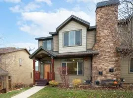 Luxury Mountain Home with Hot Tub l Oslo by Stay