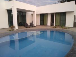 VILLA SAMARI 2 Casa campestre con piscina privada, casa rural en Girardot