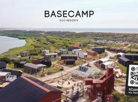 Basecamp Tiny House Eco Resort, hotel in IJmuiden