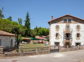 Awesome Home In Brcena De Ebro With Kitchen, počitniška hiška v mestu Bárcena de Ebro