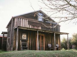 The Dairy - 2 Story Rustic style accommodation with Mod Cons，Hoddy Well的農莊