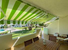 Casa adosada con porche, piscina y pista de pádel, junto al campo de golf, apartman u gradu El Portil