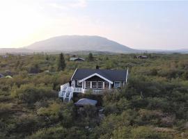 Golden Circle Vacation Home with hot tub & fire place, počitniška nastanitev v mestu Selfoss