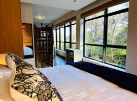 Lovely one bedroom in The Glen, Camps Bay with Inverter, Hotel in Kapstadt