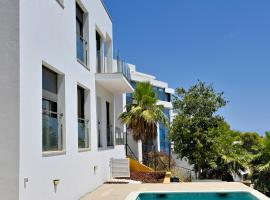 Villa Moderna Welcs EMP 031 con Piscina y Vistas al Mar, hotell i Llança