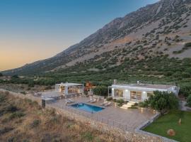 New Villa Of the hill with heated Pool, BBQ & Kids Playground, hotell med parkeringsplass i Kavoúsion
