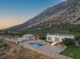 New Villa Of the hill with heated Pool, BBQ & Kids Playground