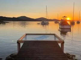 Beach house Hela - resort & tavern BAIN, free transport, pool, Island of Žut - Kornati